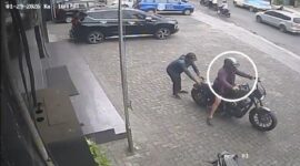 sepeda motor mewah jenis Harley Davidson Iron 883 terekam kamera pengawas (CCTV) di area parkir sebuah toko di Jalan Ahmad Yani