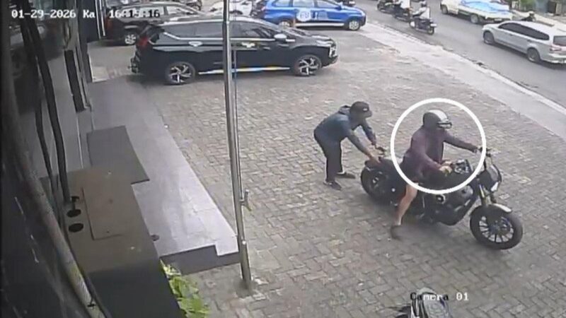sepeda motor mewah jenis Harley Davidson Iron 883 terekam kamera pengawas (CCTV) di area parkir sebuah toko di Jalan Ahmad Yani